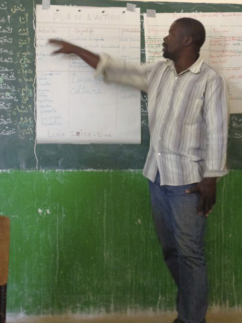 School director Abdoulaye Mboup presenting his plan